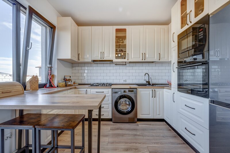 Vila individuala complet mobilata si utilata, terasa, curte libera, 2 parcari.