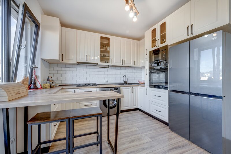 Vila individuala complet mobilata si utilata, terasa, curte libera, 2 parcari.