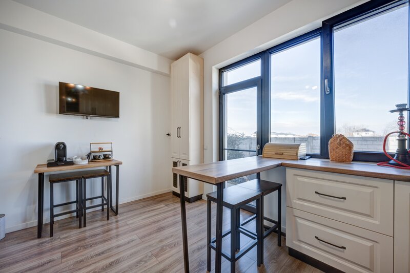 Vila individuala complet mobilata si utilata, terasa, curte libera, 2 parcari.