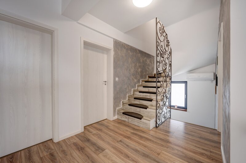 Vila individuala complet mobilata si utilata, terasa, curte libera, 2 parcari.