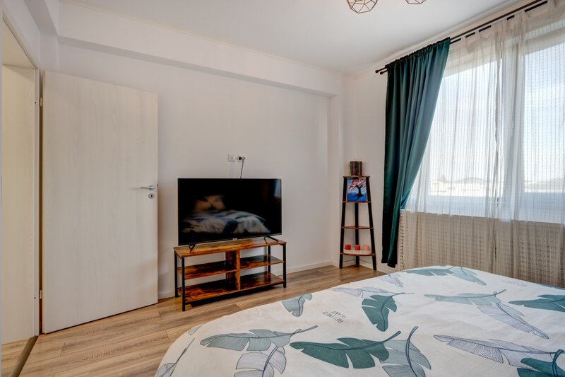 Vila individuala complet mobilata si utilata, terasa, curte libera, 2 parcari.