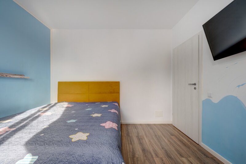 Vila individuala complet mobilata si utilata, terasa, curte libera, 2 parcari.