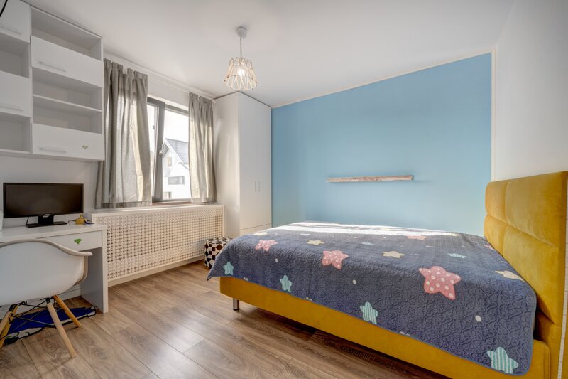 Vila individuala complet mobilata si utilata, terasa, curte libera, 2 parcari.