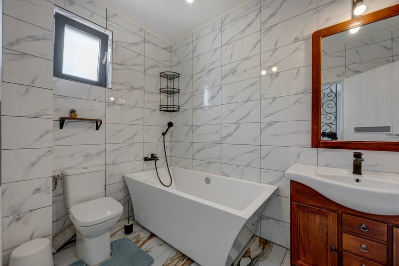 Vila individuala complet mobilata si utilata, terasa, curte libera, 2 parcari.