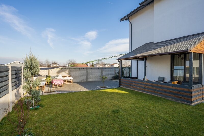 Vila individuala complet mobilata si utilata, terasa, curte libera, 2 parcari.