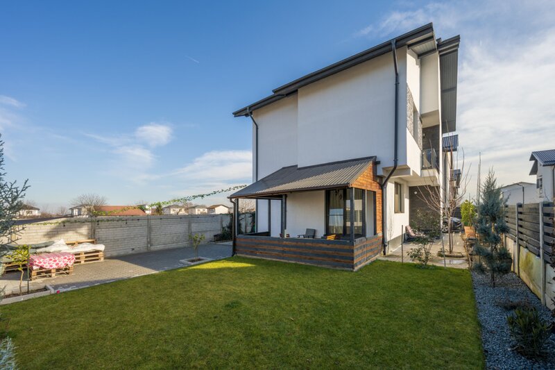 Vila individuala complet mobilata si utilata, terasa, curte libera, 2 parcari.